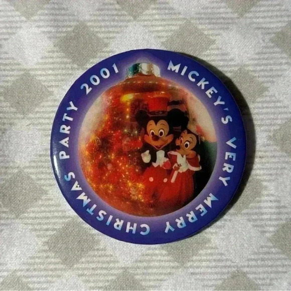 Walt Disney 2001 Mickey's Very Merry Christmas Party pin. - Picture 1 of 4